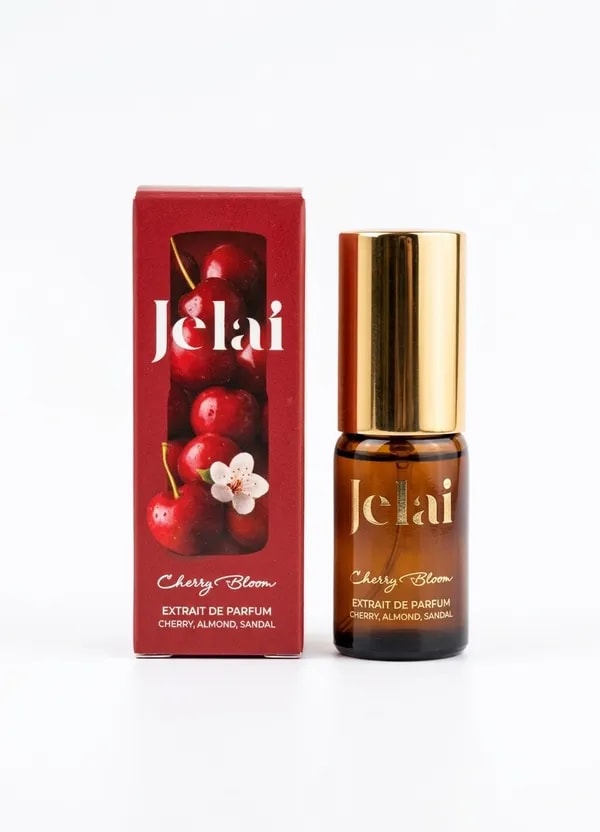 Jelai-niň "Cherry Bloom" konsentirlenen atyry, bu 10 ml-lik ykjam çüýşejikdäki hoşboý ysly önümdir.